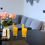 Mandrac With Sea View And Free Parking Апартаменты *