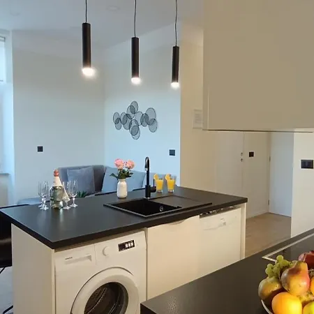 Mandrac With Sea View And Free Parking 公寓