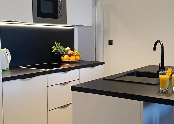 Mandrac With Sea View And Free Parking