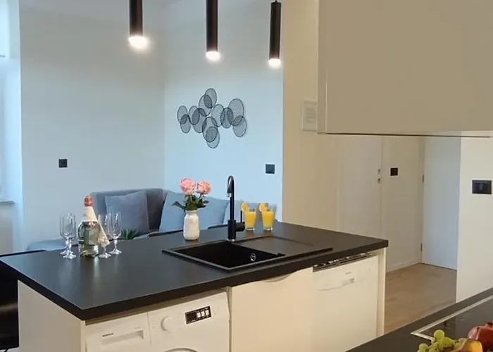 Mandrac With Sea View And Free Parking Apartament