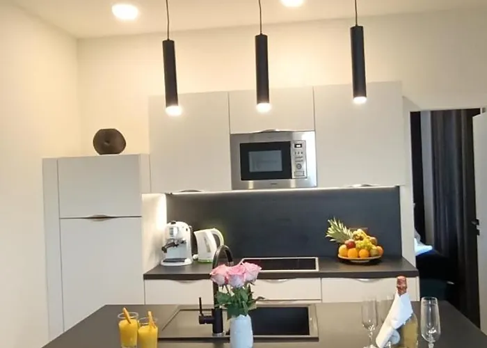 Mandrac With Sea View And Free Parking Apartament *